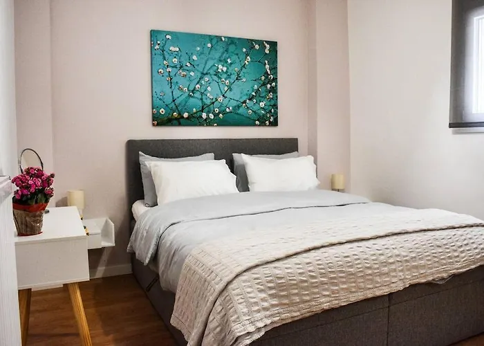 Newly Renovated-City Center Apartment