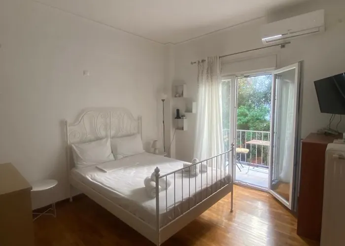 Modern, Ideally Located Studio