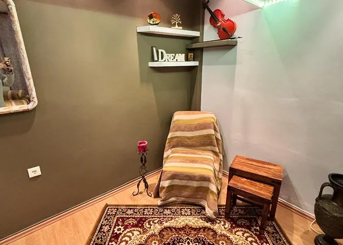 Nirvana Apartment Quiet Stay With Free Parking & Airport Access